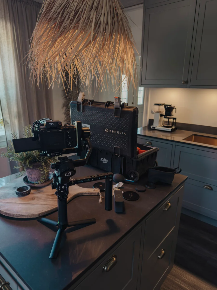 Kamera och gimbal på en köksö inför inspelning av bostadsfilm