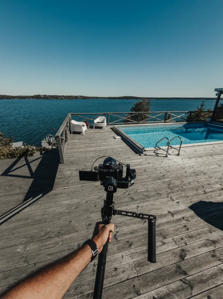 Bostadsfilm av villa med pool och havsutsikt