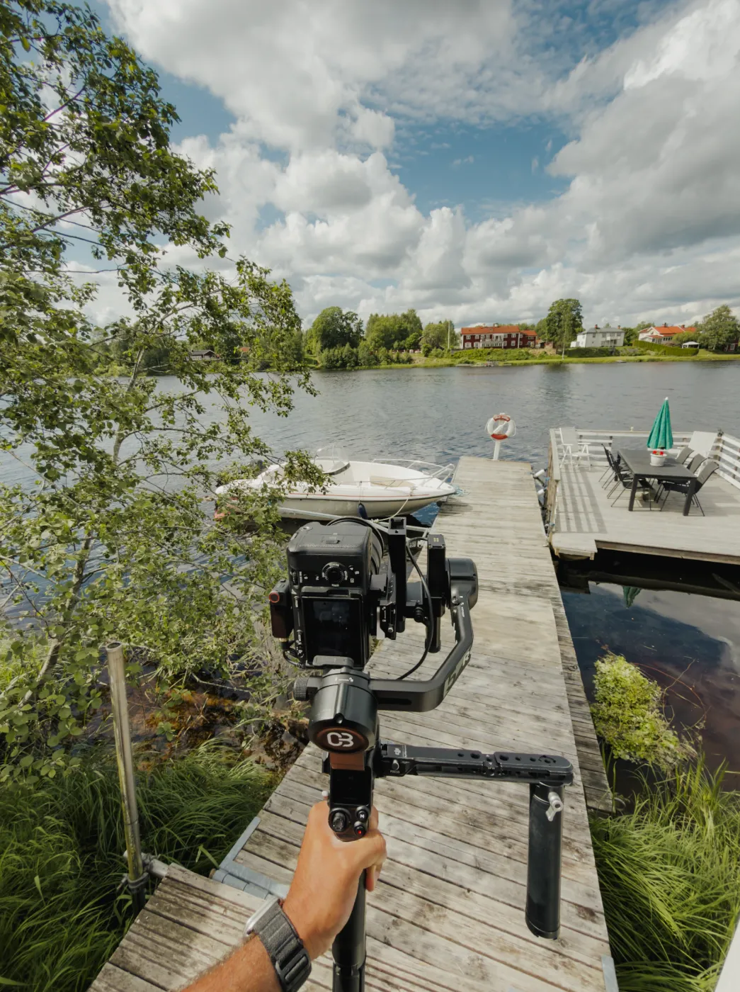 Bostadsfilm vid sjötomt – inspelning med gimbal på bryggan