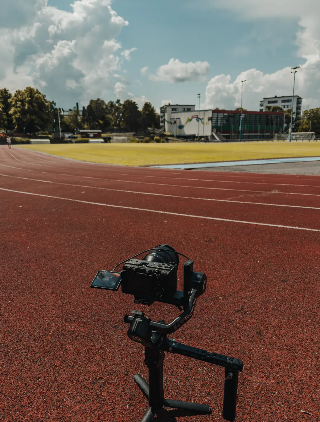 Filmning utomhus med kamera på gimbal
