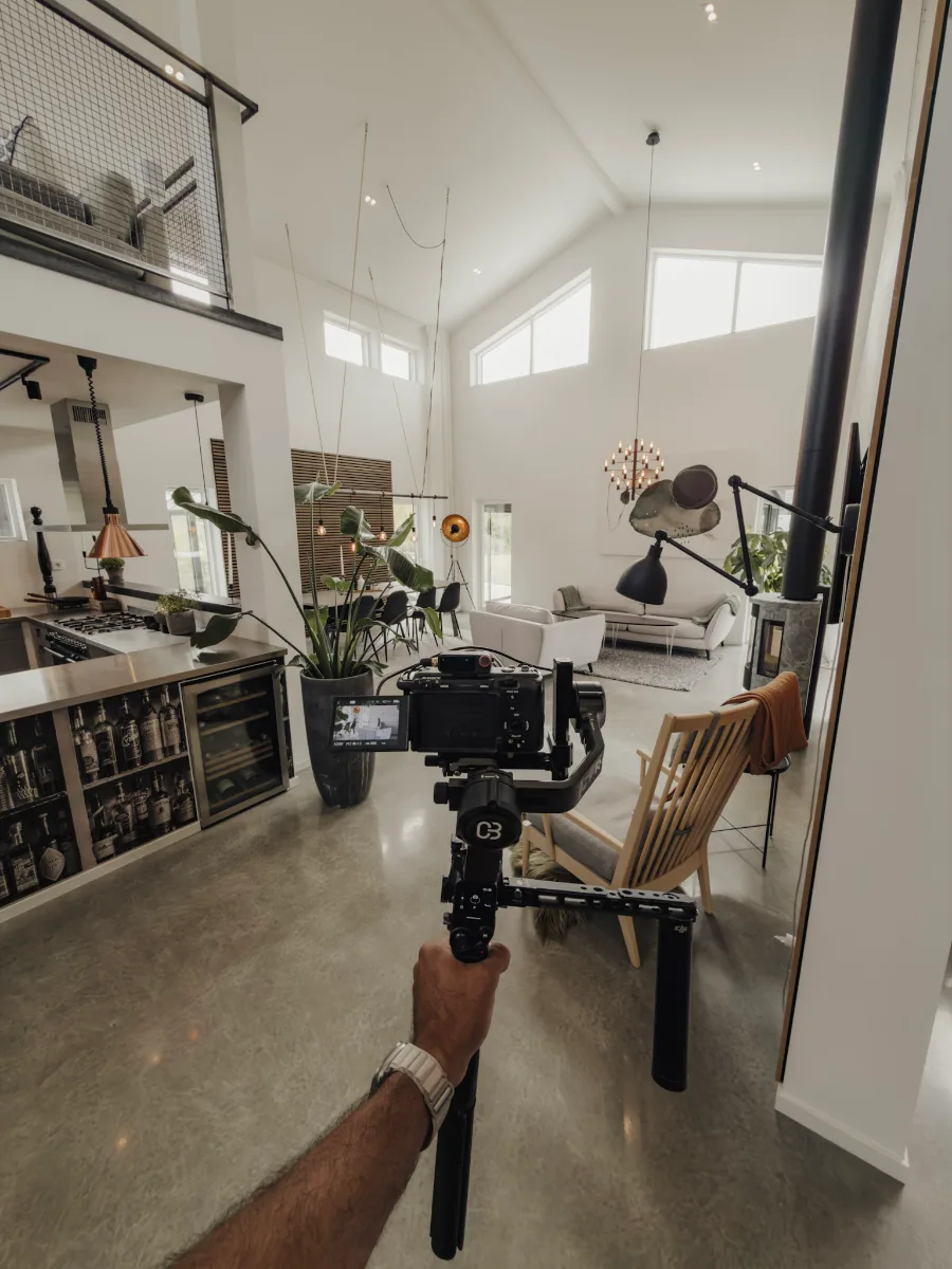 Inspelning av bostadsfilm med gimbal i ett vardagsrum – bostadsfilm som säljargument på intaget