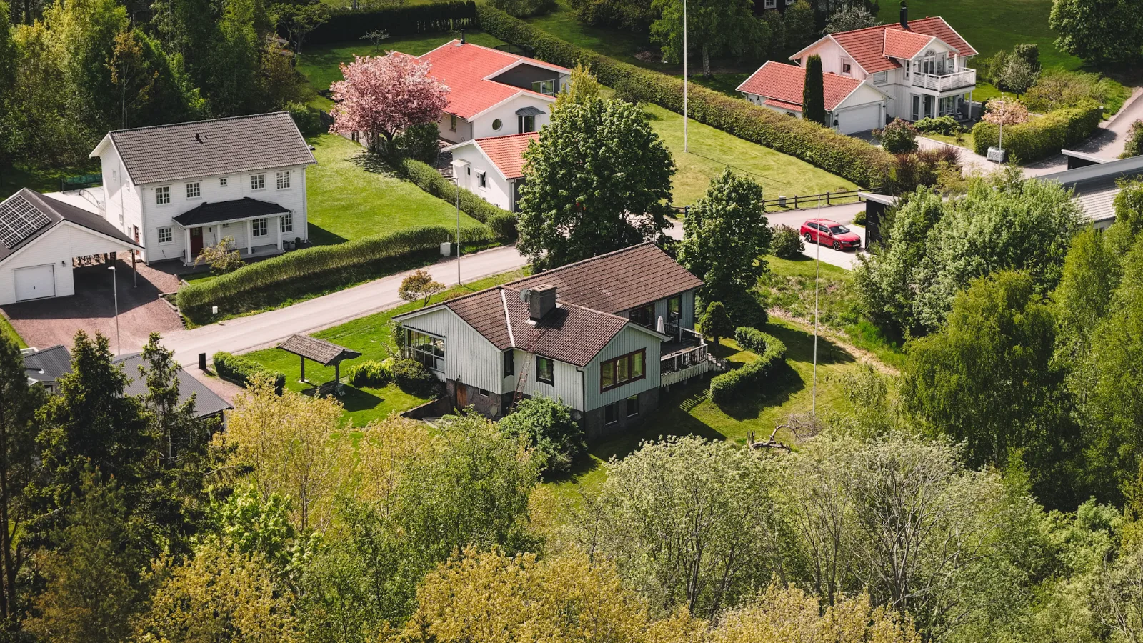 Villaområde fotograferat med drönare – äg ditt område som mäklare för att få fler uppdrag