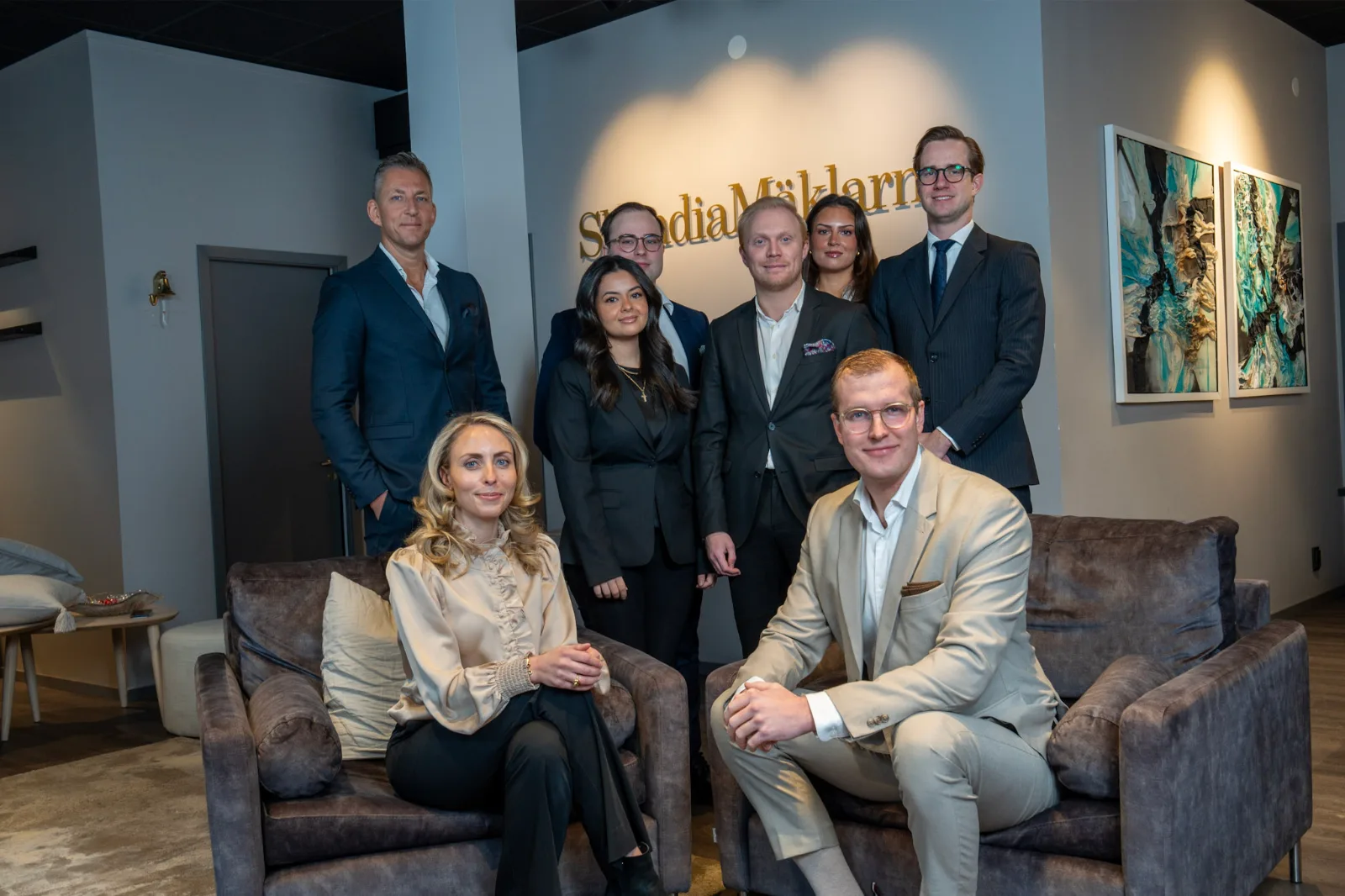Mäklarteam på ett mäklarkontor – säljare ger uppdraget till mäklaren de känner igen