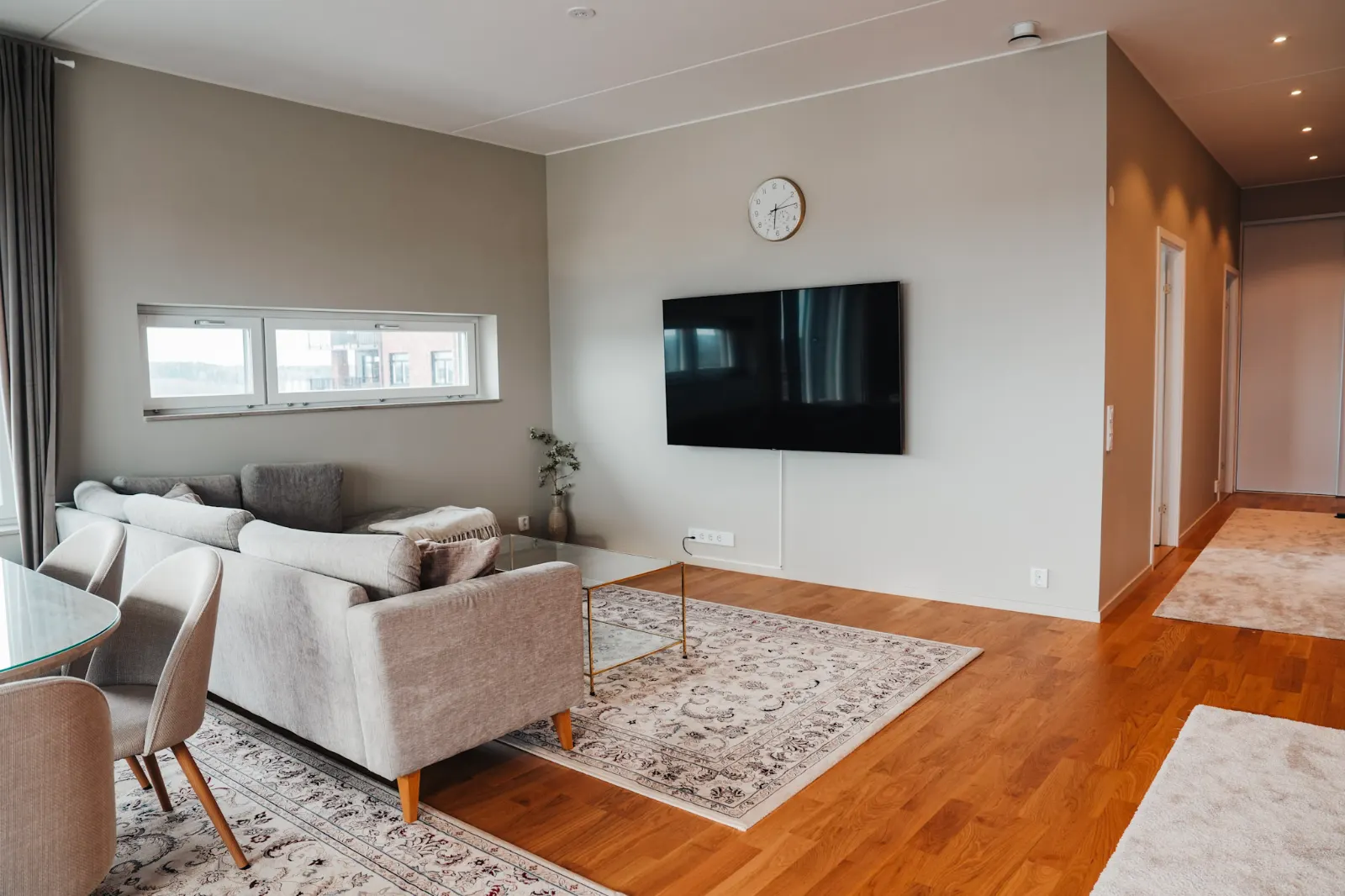 Ljust vardagsrum fotograferat för en bostadsannons