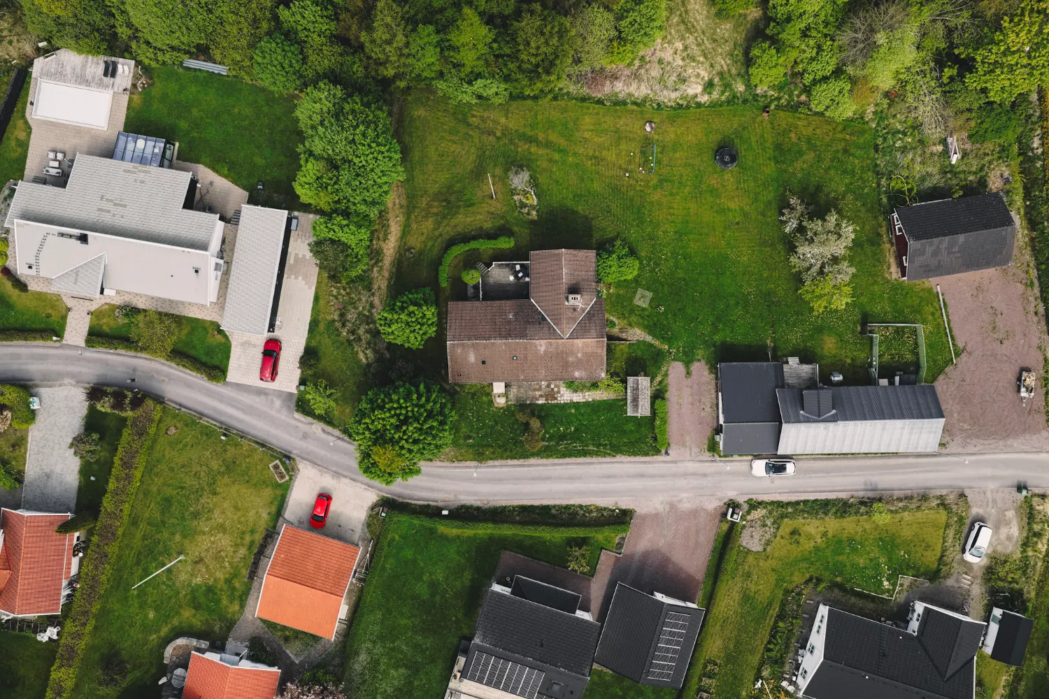 Äkta drönarbild av villa och tomt filmad av CB Media