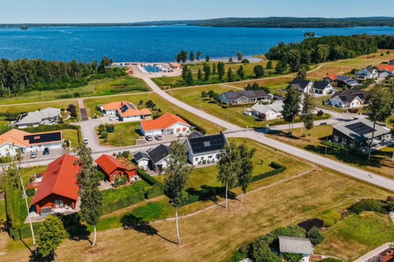Villaområde vid vattnet fotograferat med drönare av CB Media