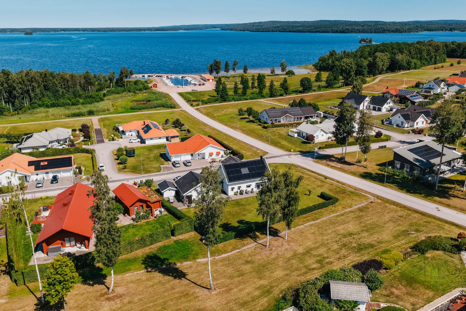 Villaområde vid vattnet fotograferat med drönare av CB Media