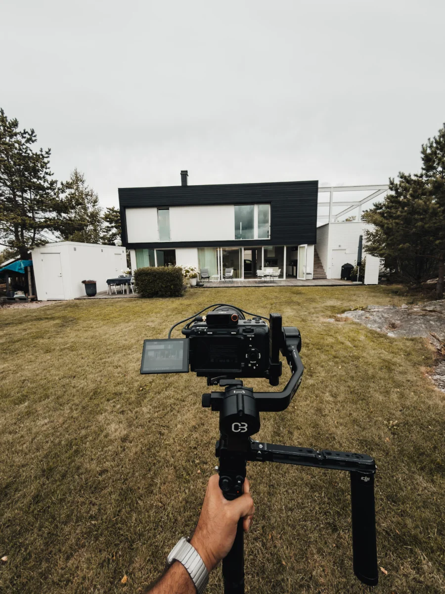 Bostadsfilm spelas in med gimbal framför en modern villa