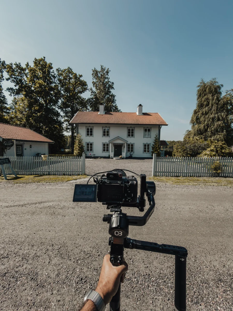 Inspelning av bostadsfilm med gimbal vid en vit villa med uppfart