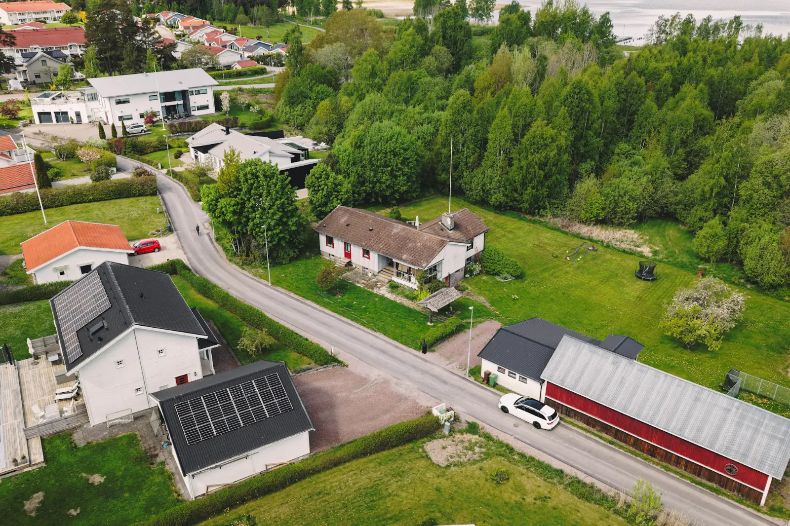 Drönarbild över ett villaområde vid en sjö – när fler bostäder syns på Hemnet blir det svårare att sticka ut