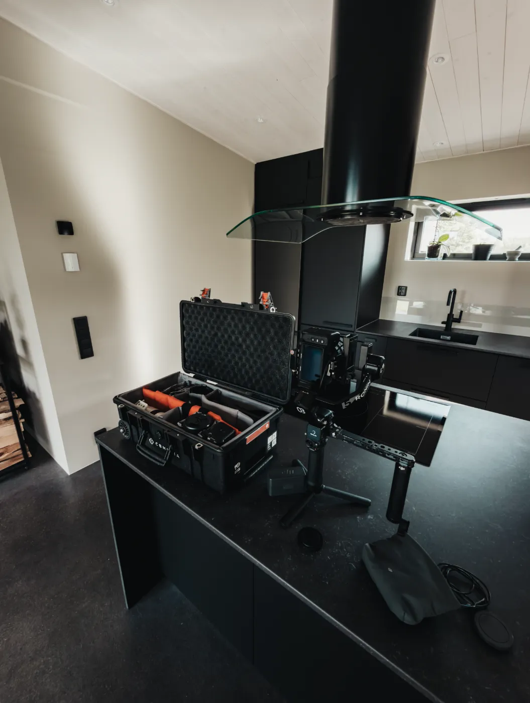 Kamerautrustning och gimbal inför bostadsfilm i ett modernt kök