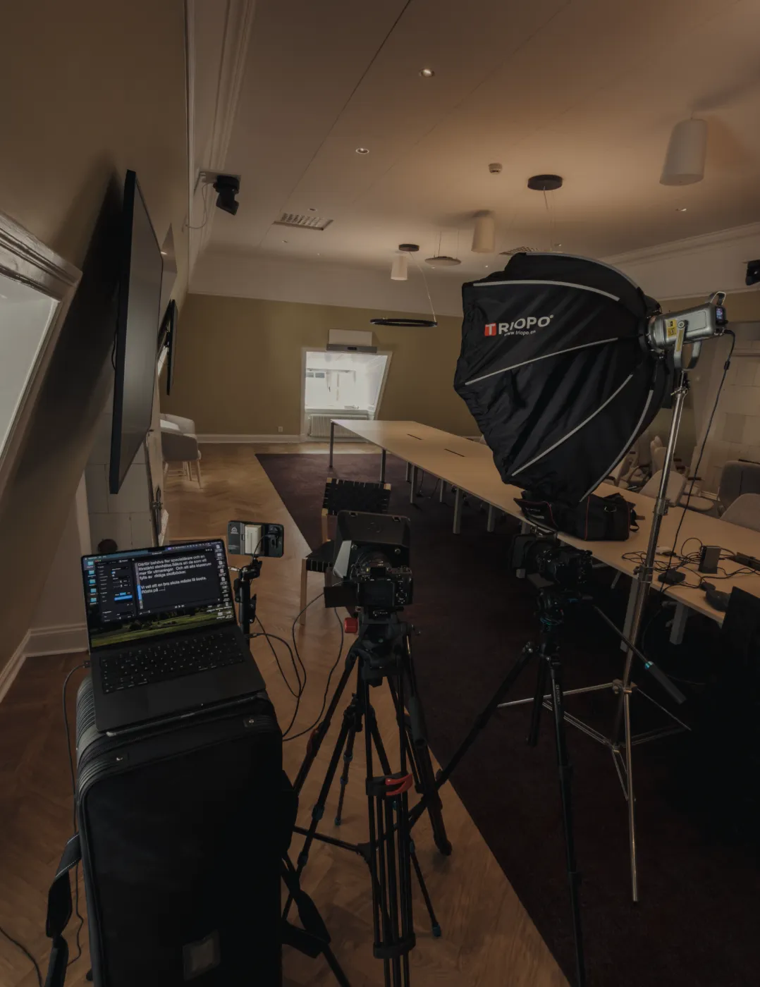 Inspelning av mäklarfilm med ljussättning och teleprompter