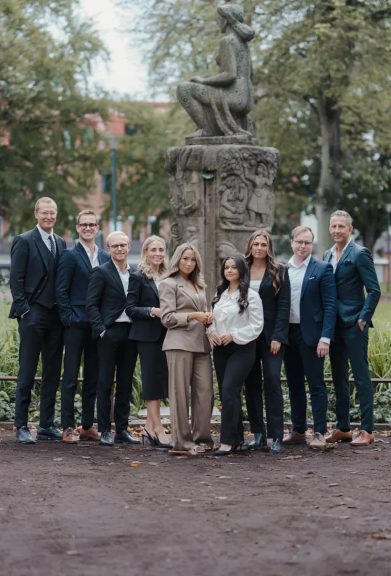 Hela mäklarkontoret samlat – teamfoto av CB Media