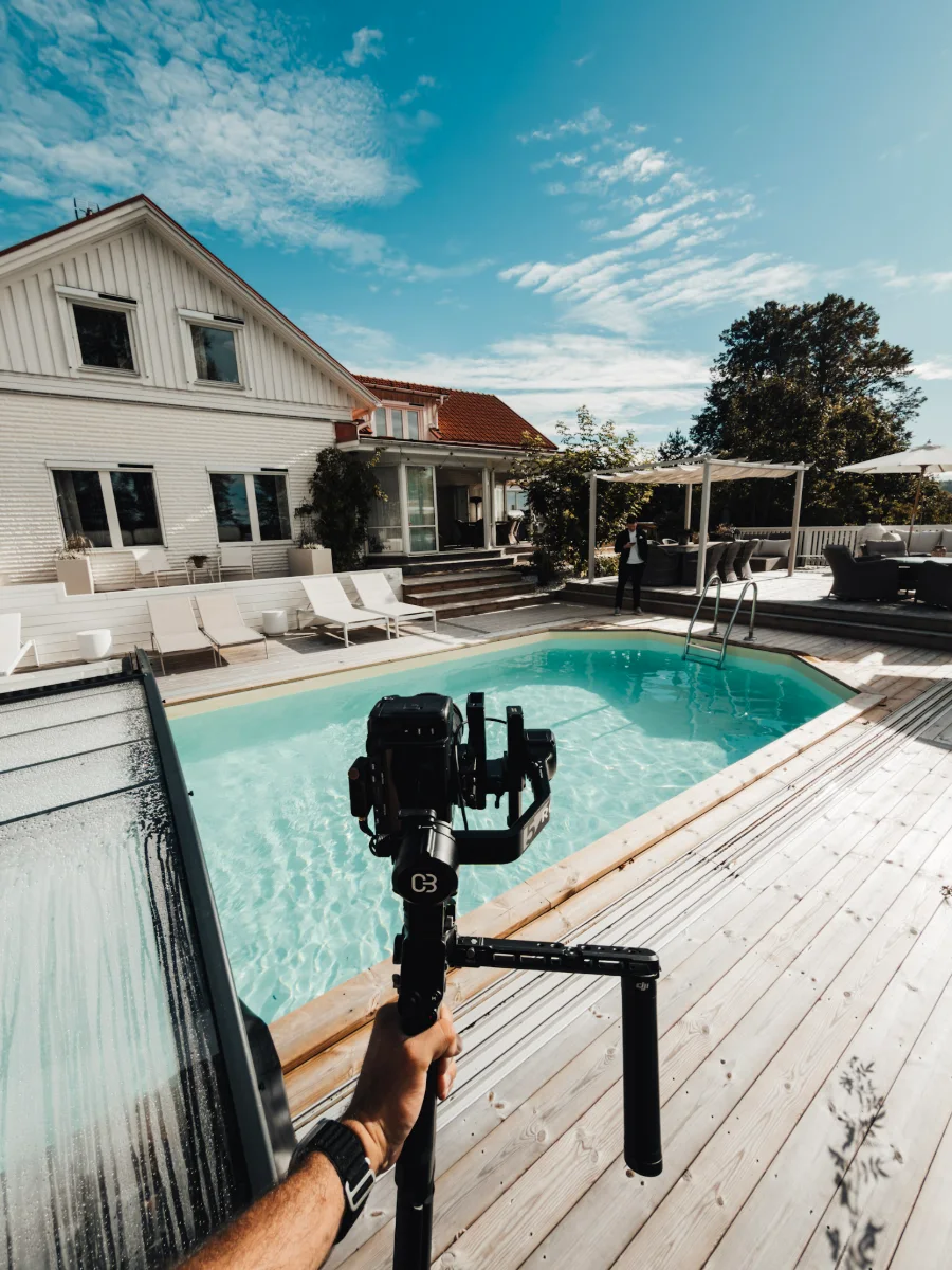 Bostadsfilm spelas in med gimbal vid en villa med pool – bostadsfilmer är bland de inlägg som når längst för mäklare