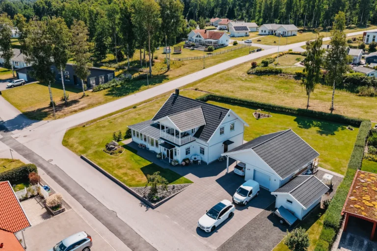 Drönarbild över en villa – drönarklipp ger bostadsfilmen känsla för läget och området