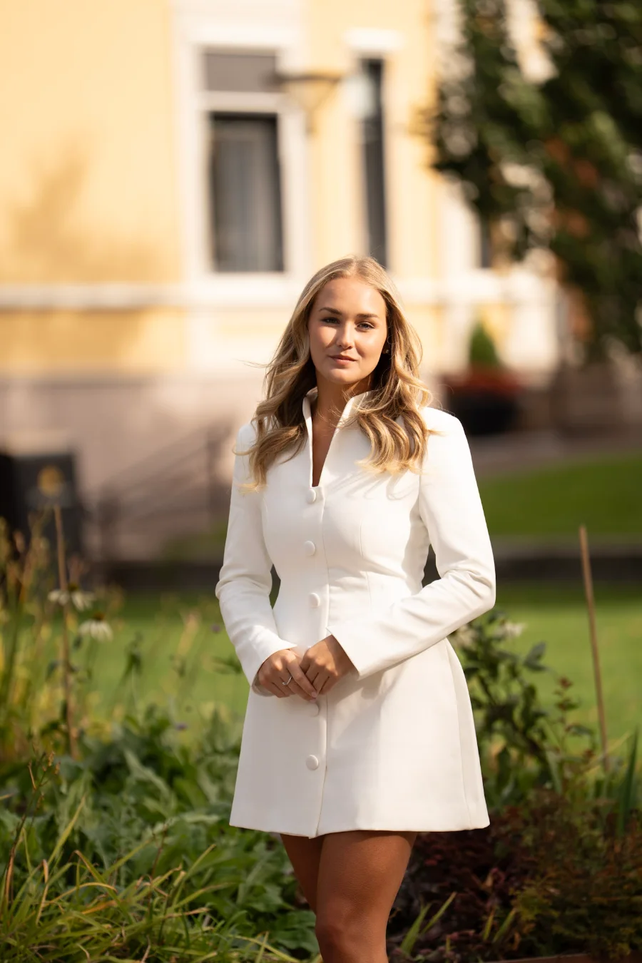 Mäklare fotograferad utomhus – porträtt som bygger mäklarens personliga varumärke
